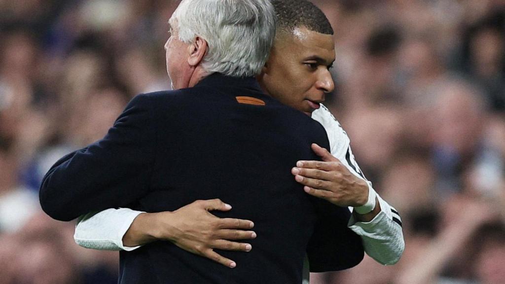 Mbappé se abraza con Ancelotti después de ser sustituido.