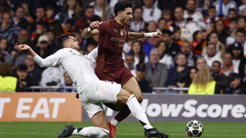 Asencio corta una acción de ataque de Marmoush.