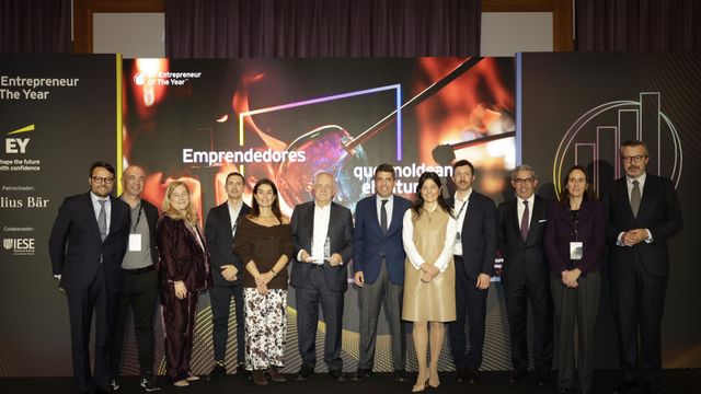 Grimalt, en el centro con el premio al emprendedor del año en la gala de este miércoles.