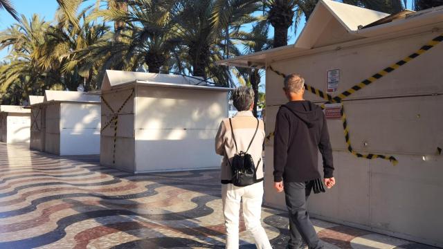 Dos paseantes este miércoles por la Explanada de Alicante.