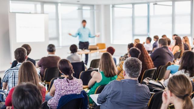 Varios alumnos en un curso de formación, en una imagen de Shutterstock.