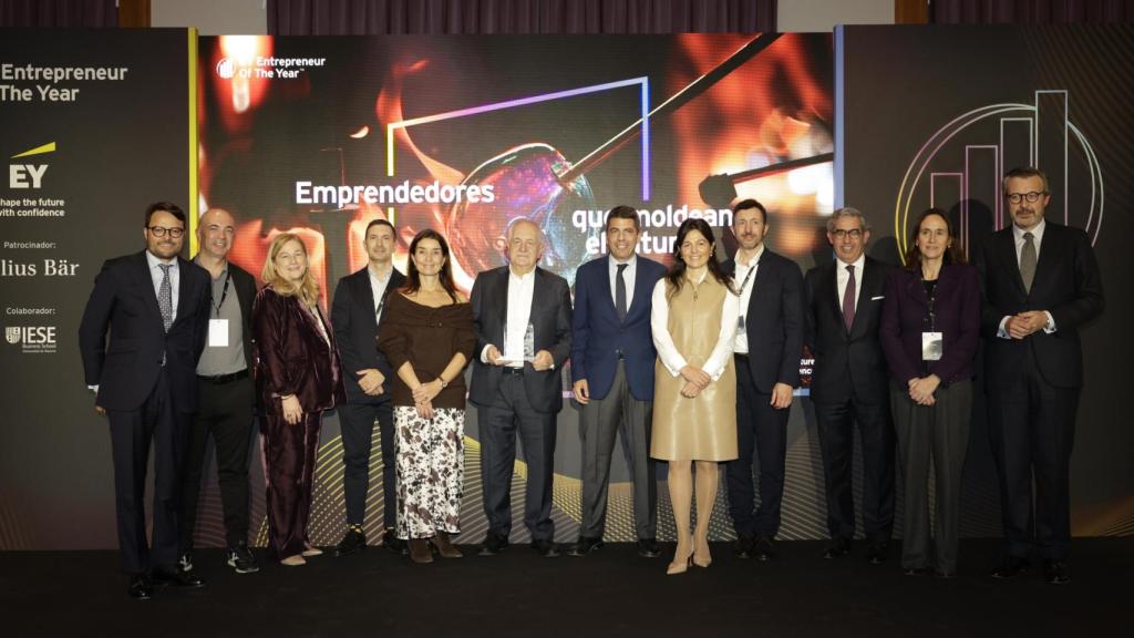 Grimalt, en el centro con el premio al emprendedor del año en la gala de este miércoles.
