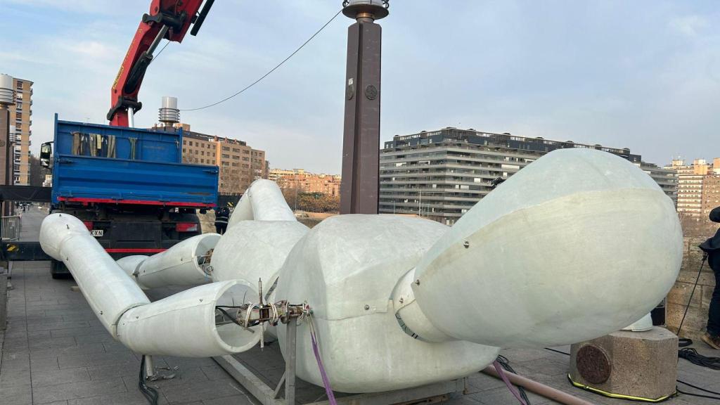 Dos “Colosses” de 9 metros de altura y 400 kilos ya sustentan alegóricamente el Puente de Piedra de Zaragoza.
