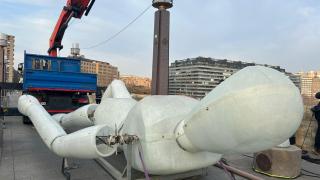 Dos “Colosses” de 9 metros de altura y 400 kilos ya sustentan alegóricamente el Puente de Piedra de Zaragoza.