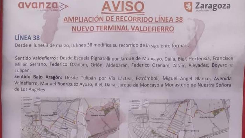 El cartel de aviso del nuevo recorrido de la línea 38 en Valdefierro.