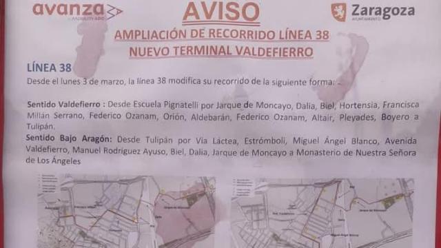 El cartel de aviso del nuevo recorrido de la línea 38 en Valdefierro.