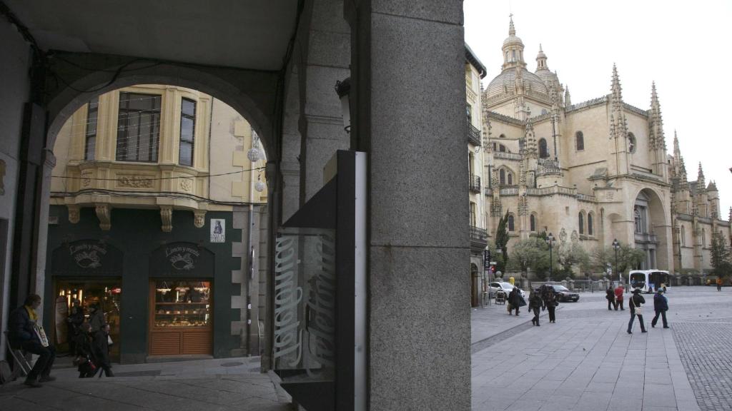 Plaza Mayor de Segovia con la catedral al fondo y la calle Isabel la Católica a la izquierda