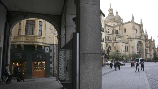 Plaza Mayor de Segovia con la catedral al fondo y la calle Isabel la Católica a la izquierda