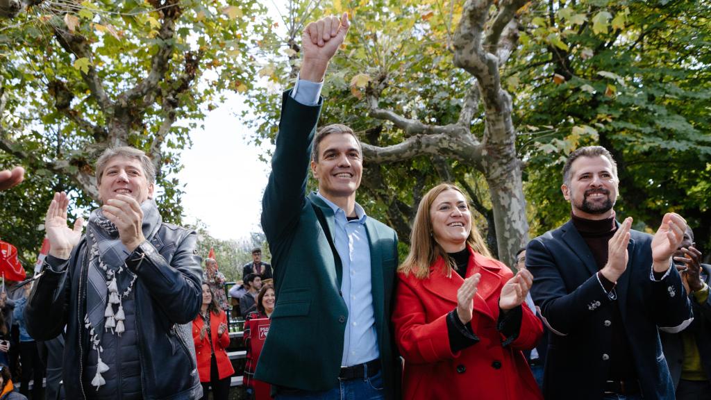 El secretario general electo del PSCyL, Carlos Martínez, el secretario general del PSOE y presidente del Gobierno, Pedro Sánchez, la vicesecretaria general del PSCyL, Virginia Barcones, y el secretario general, Luis Tudanca, en un acto político en Soria