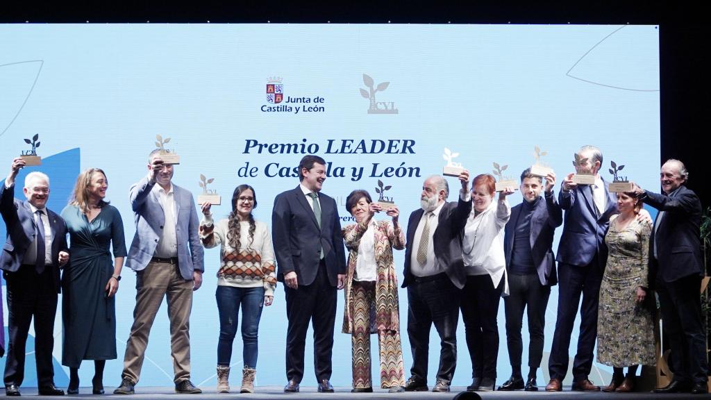 El presidente de la Junta, Alfonso Fernández Mañueco, junto a los galardonados con los premios Leader de Castilla y León, este miércoles