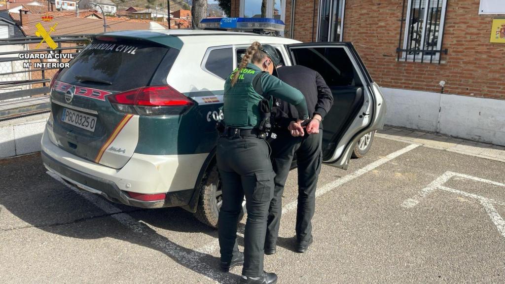 Una agente de la Guardia Civil junto a un hombre detenido