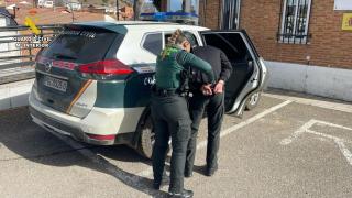 Una agente de la Guardia Civil junto al detenido en Guardo
