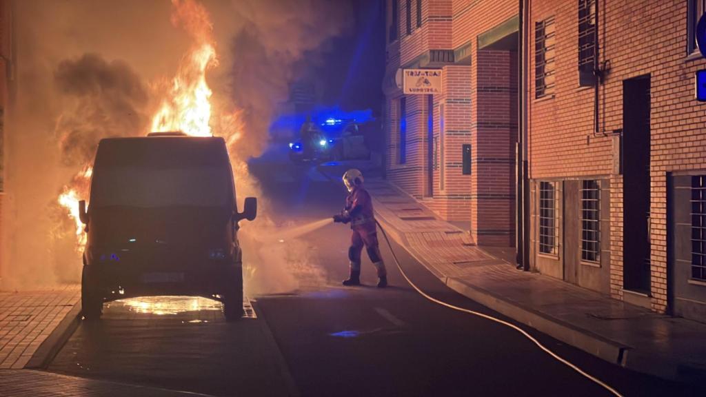 Tres vehículos arden de madrugada en un municipio del alfoz de Salamanca