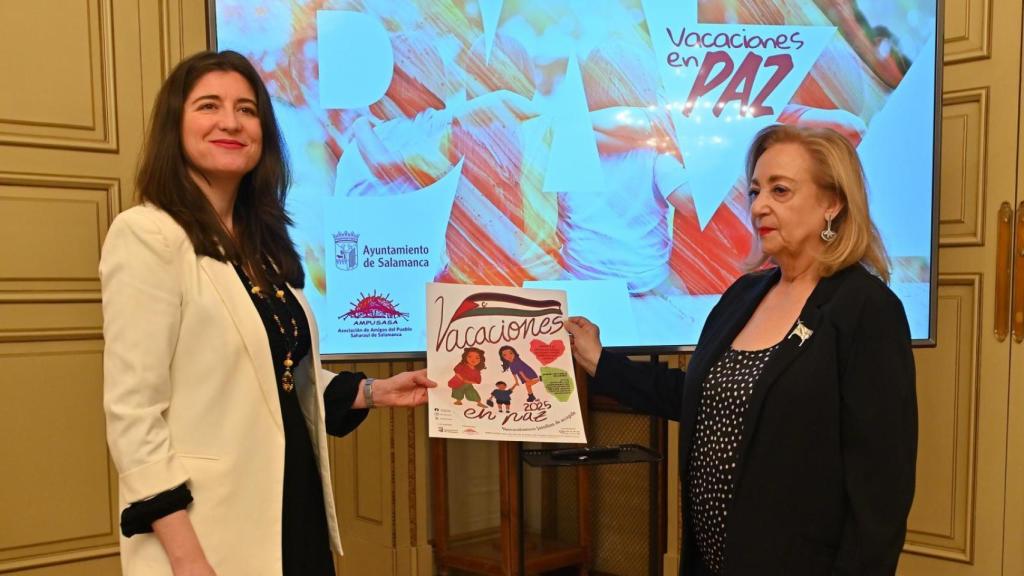 La concejala de Familia e Igualdad de Oportunidades, Miryam Rodríguez, y la presidenta de la Asociación de Amigos del Pueblo Saharaui de Salamanca (Ampusasa), Ángeles Giménez, esta mañana