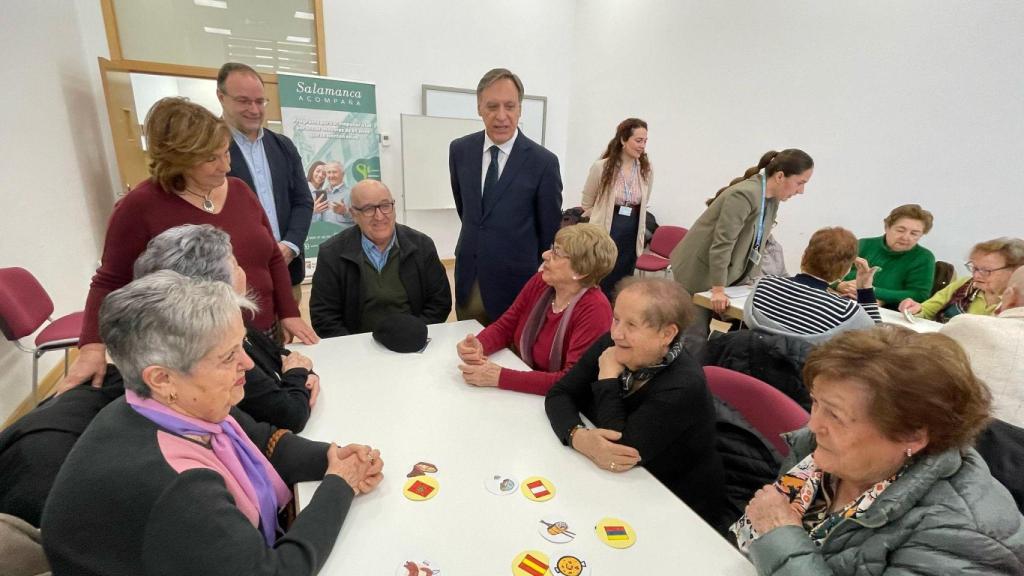 El alcalde de Salamanca visita el Centro Municipal de Mayores Trastorme