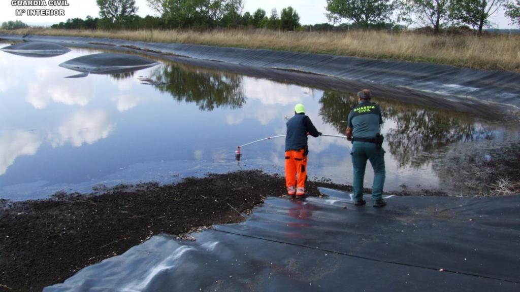 La Guardia Civil de Soria observó que la geomembrana de una balsa de almacenamiento de purines presentaba una serie de abultamientos