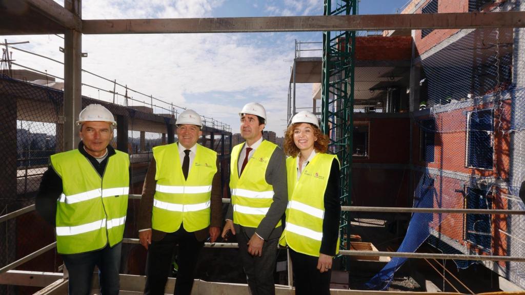 El consejero de Medio Ambiente, Vivienda y Ordenación del Territorio, Juan Carlos Suárez-Quiñones, visita con el alcalde de Valladolid, Jesús Julio Carnero, las obras de las nuevas viviendas de alquiler social