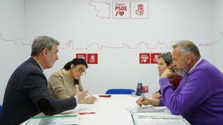 El portavoz de Medio Ambiente del Grupo Socialista en las Cortes de Castilla y León, José Luis Vázquez; y la procuradora socialista por Zamora y vicepresidenta de las Cortes, Ana Sánchez; reunidos con representantes de la plataforma STOP Biogás de Zamora
