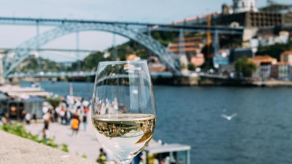 Una copa de vino en Oporto