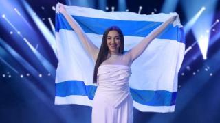 Yuval Raphael con la bandera de Israel tras ganar 'HaKokhav HaBa (Rising Star)'.