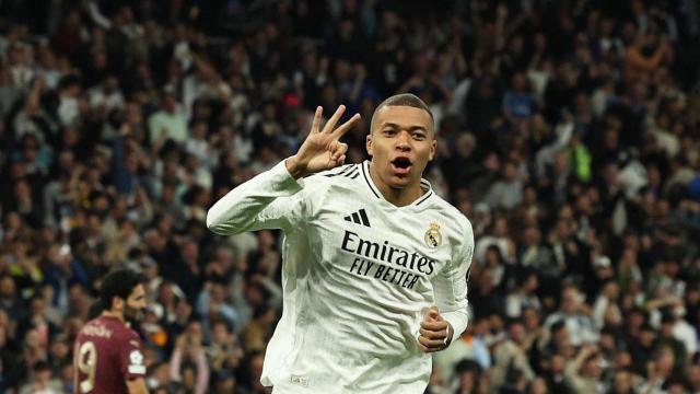 Kylian Mbappé celebra su tercer gol al Manchester City en el Bernabéu