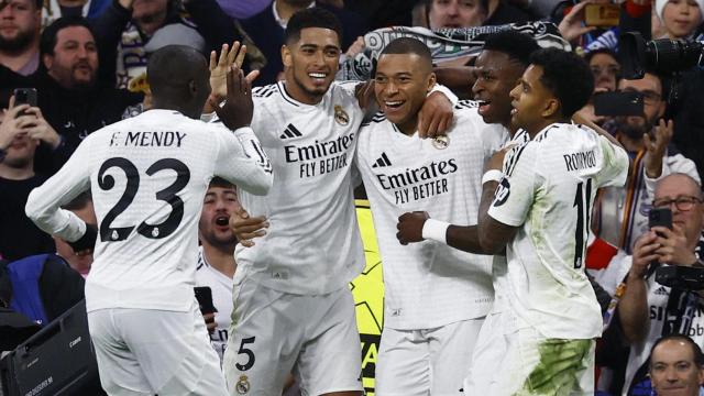 Los jugadores del Real Madrid celebra el tercer gol de Mbappé al Manchester City