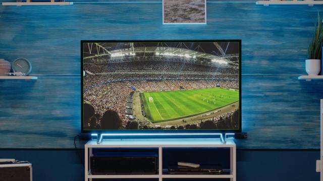 Fotomontaje de un televisor con un partido de fútbol