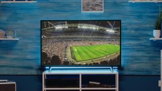 Fotomontaje de un televisor con un partido de fútbol