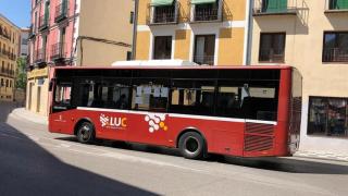Un autobús urbano circulando por las calles de Cuenca.