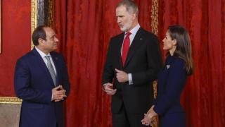Los reyes Felipe VI y Letizia junto al presidente de Egipto, Abdelfatah al Sisi, antes del almuerzo ofrecido al mandatario egipcio en el Palacio Real de Madrid..