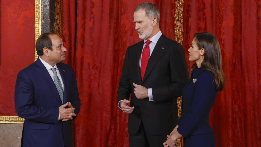 Los reyes Felipe VI y Letizia junto al presidente de Egipto, Abdelfatah al Sisi, antes del almuerzo ofrecido al mandatario egipcio en el Palacio Real de Madrid..