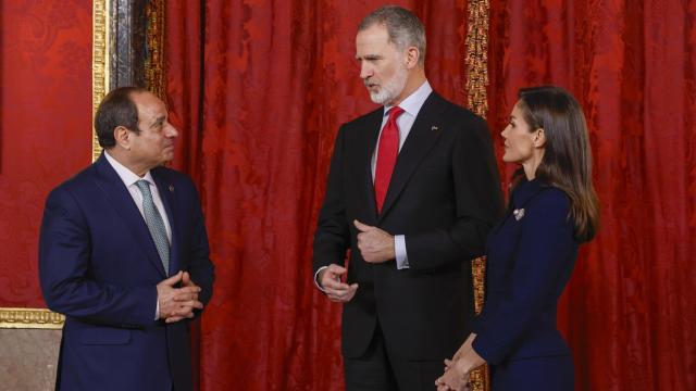 Los reyes Felipe VI y Letizia junto al presidente de Egipto, Abdelfatah al Sisi, antes del almuerzo ofrecido al mandatario egipcio en el Palacio Real de Madrid..