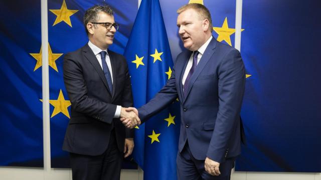 El ministro Félix Bolaños saluda al comisario de Justicia, Michael McGrath, durante su reunión de este miércoles en Bruselas