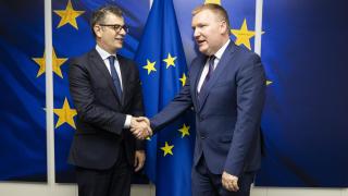 El ministro Félix Bolaños saluda al comisario de Justicia, Michael McGrath, durante su reunión de este miércoles en Bruselas