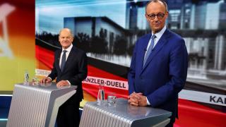 El canciller alemán Olaf Scholz y el candidato a canciller de la CDU, Friedrich Merz, debaten en el canal de televisión Welt TV en Berlín.