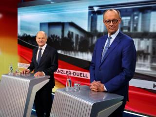 El canciller alemán Olaf Scholz y el candidato a canciller de la CDU, Friedrich Merz, debaten en el canal de televisión Welt TV en Berlín.