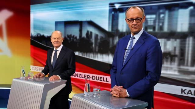 El canciller alemán Olaf Scholz y el candidato a canciller de la CDU, Friedrich Merz, debaten en el canal de televisión Welt TV en Berlín.