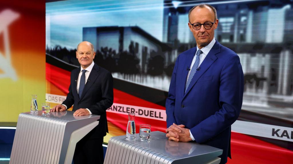El canciller alemán Olaf Scholz y el candidato a canciller de la CDU, Friedrich Merz, debaten en el canal de televisión Welt TV en Berlín.