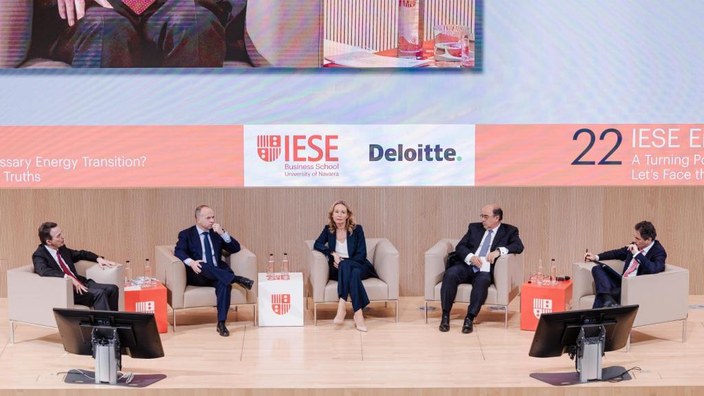 El CEO de Enagas, Arturo González Aizpiri, el CEO de REDEIA, Roberto García Merino, la CEO de Engie España, Loreto Ordoñez, el CEO y Chairman de REN, Rodrigo Costa, y el socio Responsable de Energy, Resources & Industrials, Deloitte España, Oliverio Álvar.