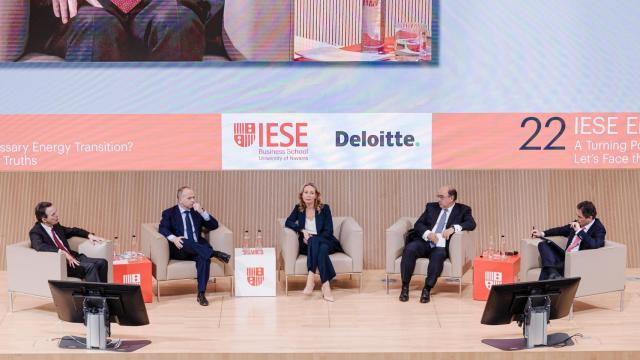 El CEO de Enagas, Arturo González Aizpiri, el CEO de REDEIA, Roberto García Merino, la CEO de Engie España, Loreto Ordoñez, el CEO y Chairman de REN, Rodrigo Costa, y el socio Responsable de Energy, Resources & Industrials, Deloitte España, Oliverio Álvar.