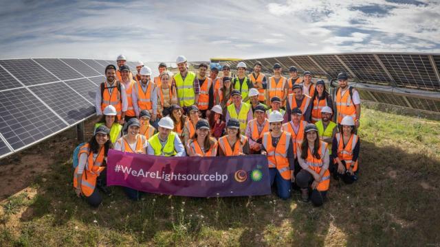 Equipo de Lightsource bp en un parque fotovoltaico.