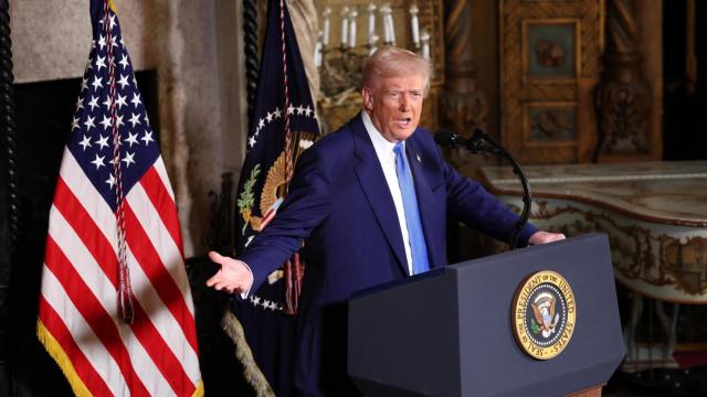 El presidente de Estados Unidos, Donald Trump , habla en Mar-a-Lago en Palm Beach, Florida.