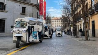 Madrid pinta líneas amarillas en las 3 zonas críticas del centro invadidas por tuk tuk: Con la poli, jugamos al gato y al ratón
