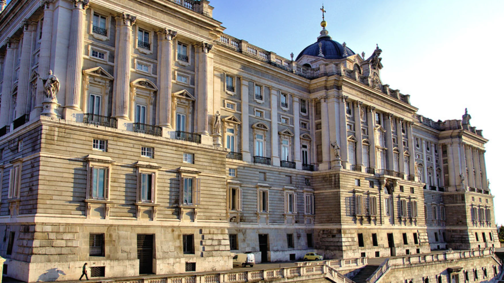 Vista general de la fachada principal del Palacio Real.