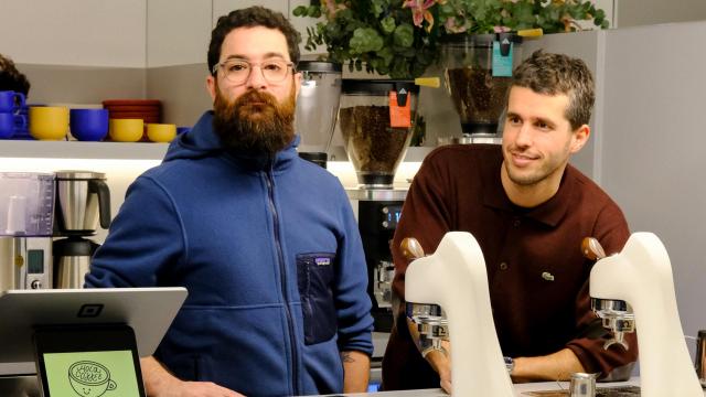 Nolo Botana (izq.) y Pablo Caballero en su cafetería Hola Coffee Lagasca.