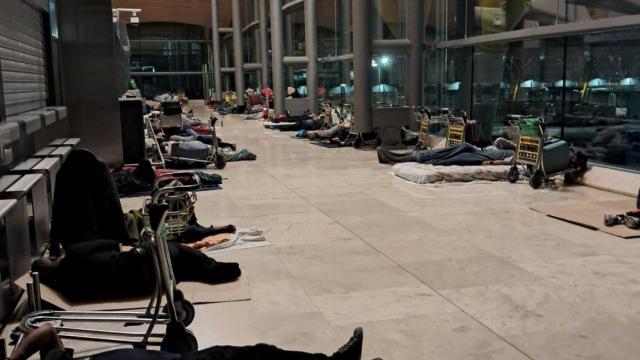 Indigentes durmiendo en la T4 del Aeropuerto de Barajas.