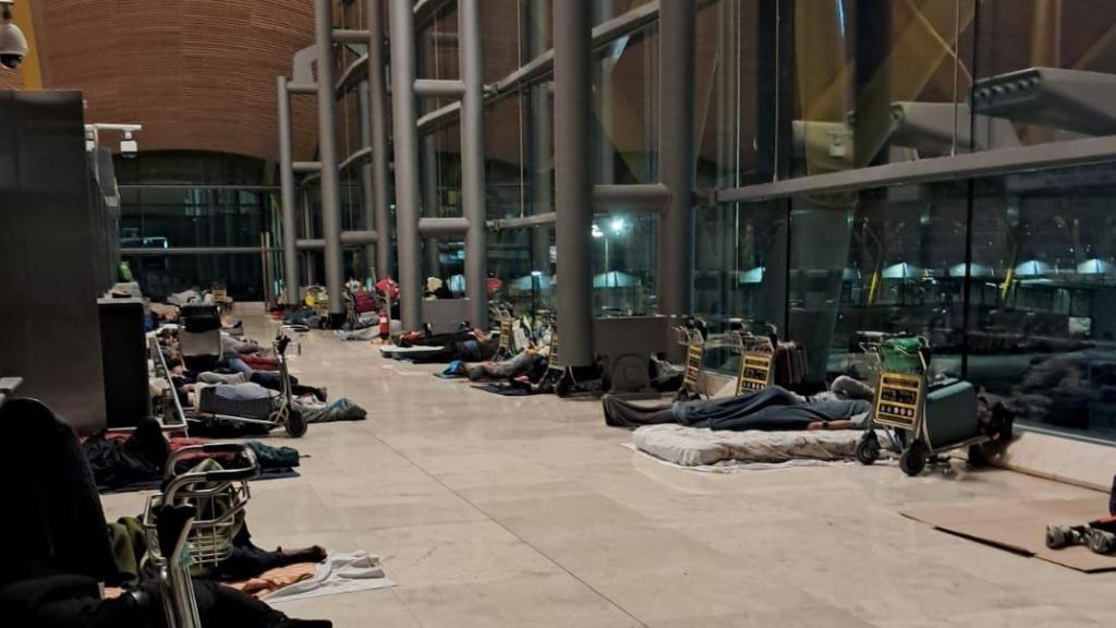Indigentes durmiendo en la T4 del Aeropuerto de Barajas.
