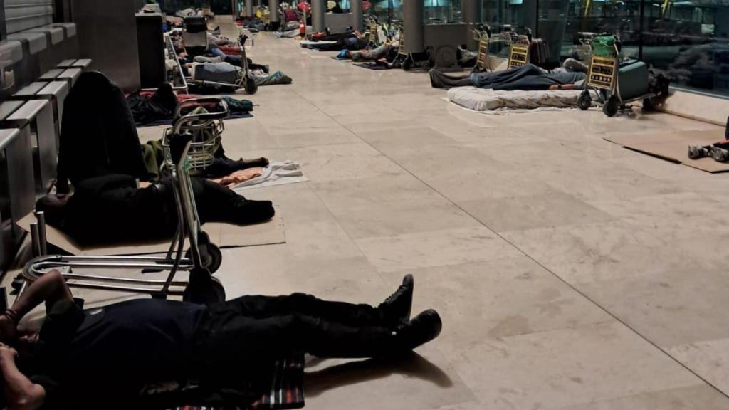 Indigentes durmiendo en la T4 del Aeropuerto de Barajas.
