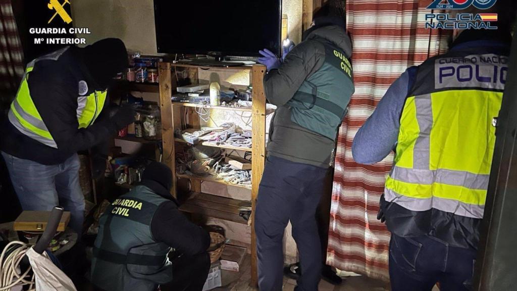 Agentes de la Policía Nacional y la Guardia Civil en una imagen de archivo.