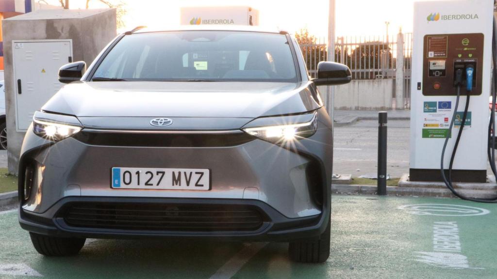 El Toyota bZ4x carga del 10% al 80% en menos de 30 minutos.